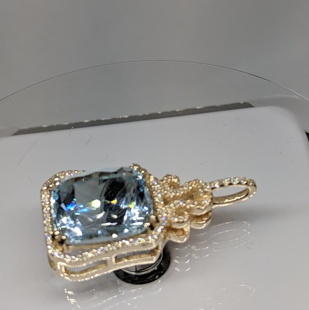 Pendent whit topaz